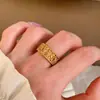 Anel de Rattan Vintage Estilo Old Money com Recortes de Rosa Versão Larga Palaciana Retrô Anel Único de Nicho
