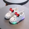 Nuevos estilos de primavera y otoño de zapatillas deportivas para niños, zapatillas casuales para niñas con lazo y lunares, zapatillas brillantes para bebé, modernas