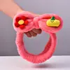 Procesamiento de diadema de flor de fresa de lazo elástico individual personalizada, banda para el pelo de franela de plátano y piña para niña linda