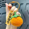 Chaveiro criativo de pelúcia trançado "Coisas Boas Acontecem", pequeno pingente, chaveiro de bolsa de caqui crochê de desenho animado, pequeno presente