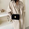 Bolso pequeño cuadrado cruzado para mujer, combinable con todo, estilo retro de terciopelo, con cadena de metal y cierre.