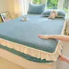 Falda de cama de terciopelo de leche Clase A Pieza única Manta de cama de vellón de coral Cubierta de cama engrosada Sábana de franela con encaje Bordes volantes Envoltura de cama acolchada