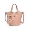 Bolsa Balde Simples com Padrão Lichia Nicho Versátil para o Dia a Dia Transversal Nova Popular Sazonal Primavera e Verão Bolsa de Ombro Comércio Exterior