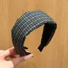 Nova Faixa de Cabelo Estilo Retrô College Outono Inverno para Mulheres Alta Grelha de Caveira Xadrez Acessório de Cabelo Borda Larga Acessório de Cabelo para Lavar o Rosto Faixa de Cabelo Versátil de Tecido