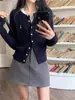 Chaqueta Cardigan Tejida Estilo Universitario para Mujer, Primavera y Otoño 2026 Nuevo Estilo Americano Patrón Trenzado Estilo Coreano Top Corto de Manga Larga