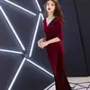 Vestido de Noche Borgoña Estilo Francés 2026 Modelo Nuevo para Banquetes y Reuniones Anuales, Elegante Vestido Largo de Terciopelo Sirena con Escote en V