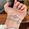 Pulsera de Cinco Flores con Mortero de Cruz de Diamante Completo de un Solo Lado Joyería de Mortero de Diamante Deslumbrante Dorado Antiguo para Mujeres