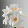 Livro Vermelho Pequeno Segurando Flor Combinando Material PU de Alta Qualidade Aberto Tulipa Simulação Flor Artificial Material Atacado Material para Arte com Flores de Casamento