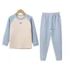 Ropa interior térmica para niños y niñas, tops y pantalones de otoño, empalme de color liso, ropa de casa sencilla, nuevo conjunto de cuello redondo 2025