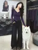 Camiseta roxa fina e bonita de manga comprida para mulheres, adequada para usar por cima ou como camada base, um top pequeno para primavera e outono
