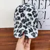 Novo Boné de Baseball Estampado de Leopardo para Mulheres, Chapéu Quente Espesso de Lã Falsa Teddy para Outono e Inverno, Nova Moda Coreana Boné de Bico de Pato