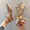 Sandálias de salto alto com bico fino, rebites e salto agulha para mulheres, novo estilo de verão, bico fechado, tira em T, sapatos femininos de verniz modernos e versáteis