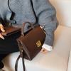 Bolso de Moda para Mujer de Alta Gama Color Sólido Bolso Cuadrado Pequeño 2025 Nueva Moda Versátil Un Hombro Retro Temperamento Bandolera Bolso Pequeño