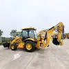 A escavadeira carregadeira 420F, uma escavadeira de rodas versátil com tração nas quatro rodas e funções integradas de escavação e carregamento, é um equipamento de construção multiuso.