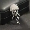 Elegante Broche de Medusa Exquisita Incrustado con Piedras Plateadas de Nicho, Pin Versátil de Criatura Marina, Accesorio Antiexposición para Abrigo para Mujeres