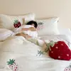 Conjunto de Cuatro Piezas de Invierno de Peso Alto con Bordado Simple y Fresco de Fresas