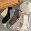Calcetines estilo Meilad para mujer para otoño e invierno, con diseño de hilo de puntos, color liso, longitud hasta la mitad de la pantorrilla, versátiles, gris retro, tonos cálidos y estilo simple