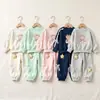 Conjunto de oso con pajarita estilo princesa coreana para niñas, sudadera con estampado de dibujos animados y pantalón jogger conjunto de dos piezas para niños pequeños y niños pequeños