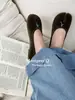 2026 Novo Estilo Sapatos Femininos Quadrados com Fivela e Strass, Bico Fino, Solado Plano, Estilo Francês, Sapatos de Designer da Moda e de Nicho