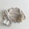Conjunto infantil para primavera e outono, estiloso e moderno, estilo coreano, duas peças: moletom e calça de moletom com estampa de urso de desenho animado para meninos e meninas