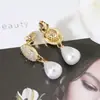 Aretes Lochen de zirconita micro-pavimentada con gota de agua y perla de imitación, un accesorio lujoso y elegante para atuendos formales y banquetes