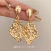 Pendiente geométrico metálico plisado de comercio exterior pendientes de viento frío para mujer alta sensación de moda nicho pendientes de raqueta callejera al por mayor tendencia