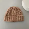 Gorro de punto estilo coreano con patrón texturizado, versátil y elegante, colección de invierno 2026, diseñado para mantener abrigadas a las mujeres, proteger sus orejas y hacer que sus rostros parezcan más pequeños