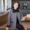 Casaco curto de lã feminino para primavera e outono com gola de lapela, pelo sintético de mink, top de lã estiloso e moderno para mulheres de meia-idade e idosas