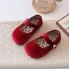 Sapatos de princesa estilo coreano para meninas, primavera e outono, sapatos de salto baixo, sapatos infantis doces de sola macia, sapatos de bebê de veludo retrô.
