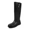 Atuendo de blogger: Botas de caballero de cuero con doble hebilla, colección de invierno 2026, tacón bajo grueso, punta redonda, cuero genuino, diseño color block, botas altas largas para mujer