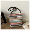 La popular bolsa tejida para el antebrazo de mujer de este año es el nuevo modelo de primavera 2026, con un diseño de color contrastante, tejido de paja a la moda, bolso de hombro simple y versátil
