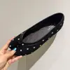 Sapatilhas de bolinhas com separador de dedos para mulheres, nova coleção outono 2026, bico fino, sapatos de sola rasa, design de dedão de porco, sola macia, sapatos de vovó