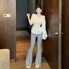 Foto Real de un Conjunto de Dos Piezas: una camiseta con cuello redondo y manga tres cuartos, un top irregular que se ciñe a la cintura y pantalones casuales de cintura alta ligeramente atrevidos