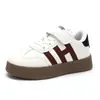Zapatillas Retro para Niñas Otoño 2025 Nuevos Zapatos de Tabla de Cuero para Niños Zapatos Blancos Niños Medianos y Grandes Zapatos de Entrenamiento Alemanes para Niños