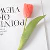 Productos de fábrica a través de flor artificial hidratante Tulipán de alta gama mano flor falsa adornos de fotografía decoración del hogar venta al por mayor transfronteriza