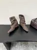 Botas curtas versáteis de estilo europeu e americano, perna larga, emagrecedoras, bico quadrado, com fivelas de metal em cinza, preto e marrom escuro para mulheres adultas em estilo coreano