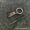 Llavero de piel de vaca de primera capa, nuevo llavero de coche para hombre, llavero de metal, llavero con anilla de resorte, venta al por mayor