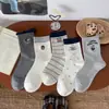 Calcetines Grises de Dibujos Animados para Niñas y Niños Estilo Primavera y Otoño Calcetines Japoneses Lindos Apilables para Mujeres Algodón Rayados Bordados Oso Pequeño Calcetines de Media Pantorrilla