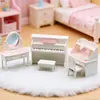 Escena de Dormitorio Retro, Perchero, Armario, Tocador, Ropa de Cama, Adornos, Casa de Juegos Miniatura, Escena en Miniatura, Juguetes de Casa de Muñecas