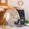 Roupas Infantis Trajes para Meninos Primavera 2026 Novo Moletom Estiloso Conjunto de Duas Peças Manga Longa para Bebês e Crianças Moderno e Descolado