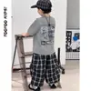 Conjunto de Pantalones Rectos de Verano para Niños 2026 Nuevo Estilo Camiseta de Manga Corta Estampada en Gris Moda Versátil Moderno Estilo Urbano Genial