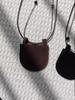 Minibolso minimalista con forma cóncava, accesorio de moda para colgar en el cuello, diseño de minibolso pequeño, collar con minibolso en forma de media luna refinado.