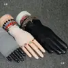 Mano de plástico falsa corta para mano derecha de mujer, modelo de mano magnético, accesorio de utilería para exhibición de guantes, exhibición de fotos de pulseras
