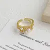 Anillo Versátil Abierto Ajustable Super Brillante de Zirconia Perla Incrustada No Descolorante Galvanizado Elegante de Gama Alta
