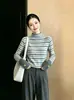 O popular top de malha com gola alta listrado em cinza e cor contrastante de manga comprida deste ano para outono e inverno, estilo coreano, absolutamente lindo, modelador, suéter estiloso