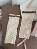 La nueva colección de otoño e invierno de IOULOR presenta calcetines slip-on suaves y casuales con encaje y estampados florales, calcetines dulces y femeninos para mujer, al por mayor desde Zhuzji