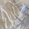 Blusa Infantil Macia com Barra de Renda Cor Base Botão Falsa Gola Estilosa Manga Longa Camiseta Tendência