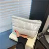 Bolsas acolchadas de gran capacidad para otoño e invierno, hilos de bordado exquisitos, bolsos de mano versátiles de algodón espacial para ropa, nuevos bolsos de mano de nicho