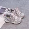 Zapatos para niños 2026 primavera y otoño nuevos tenis ligeros para niñas para niños mayores, nuevos zapatos versátiles de malla con malla transpirable