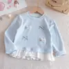 Roupa de Menina para Primavera e Outono Camiseta Bebê Estilosa Personalidade Infantil Tendência Acabamento em Renda Laço Cartoon Tridimensional Camisa Base